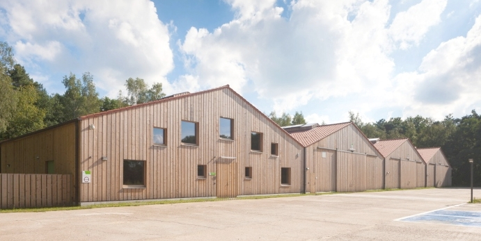 Met deze loods in Teunenberg, opgebouwd uit spanten van gelamelleerd hout, won Beneens in 2016 de Schrijnwerk Award voor Schrijn- en Timmerwerk (foto © Liesbet Goetschalckx)