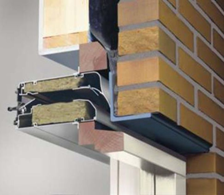 Dans le cas des fenêtres, le vitrage, mais également les grilles de ventilation constituent les principaux points critiques. Ici, on opte pour des grilles avec une mousse acoustique intégrée dedans