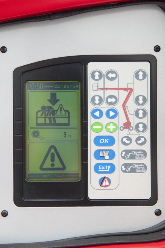 Le Safe Man System de Manitou se présente sous la forme d’une barre montée sur le panneau de commande. Lorsqu’on appuie dessus pendant plus de trois secondes, toutes les fonctions sont désactivées et une alarme retentit