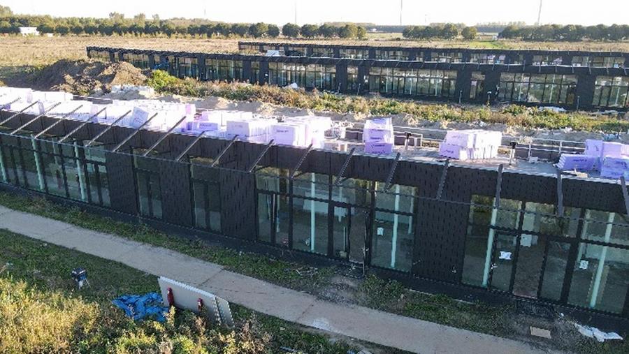 Isolation inversée végétalisée de toit terrasse dans un projet résidentiel unique et neutre en énergie