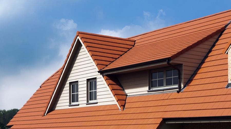 Les tuiles grand format permettent les formes de toit complexes