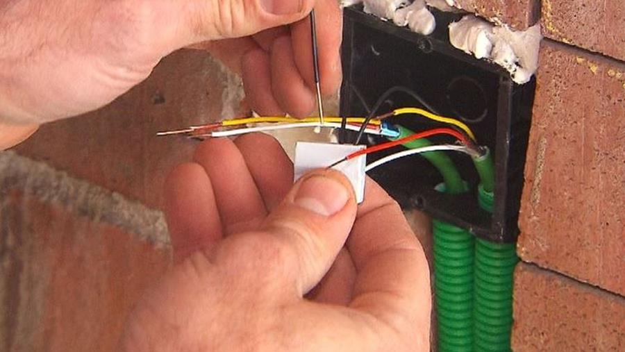 De elektrische installatie van de Dobbit-lezer