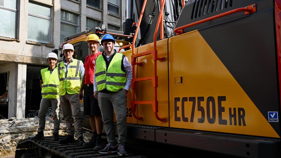 High reach-machine sloopt gebouwen op de Meir