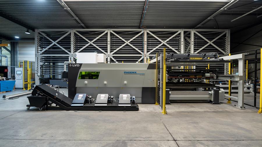 Une machine de découpe laser reliée à un magasin de tôles automatique