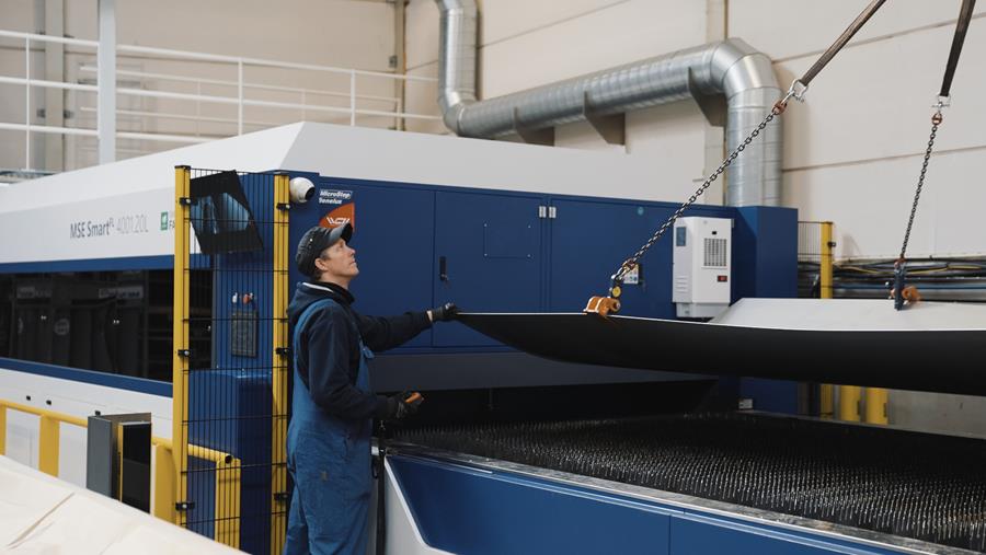 Machine de découpe laser à fibres pour une finition sans bavures
