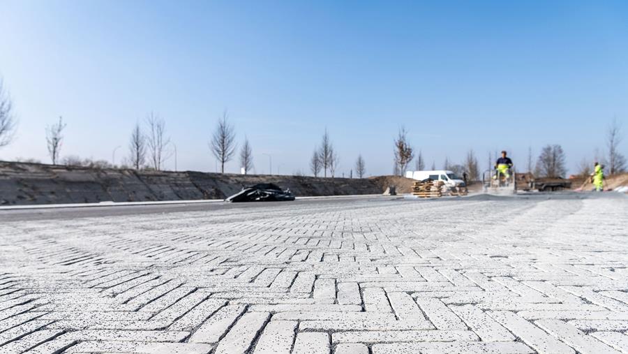 Hoe legt u opritten aan, waar regenwater ter plekke insijpelt?