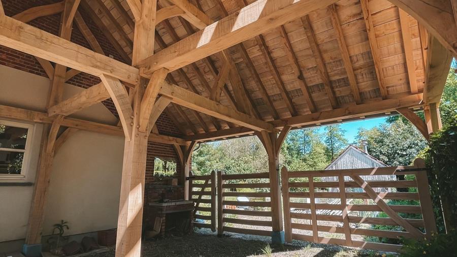 Handgemaakte eiken carport met authentieke oude look