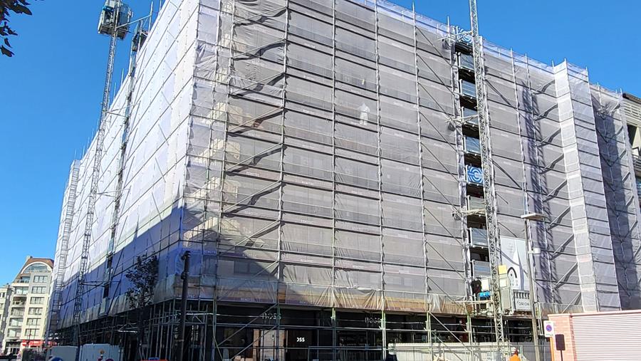 Orion bouwlift tilt gevelrenovatie naar hoogste niveau