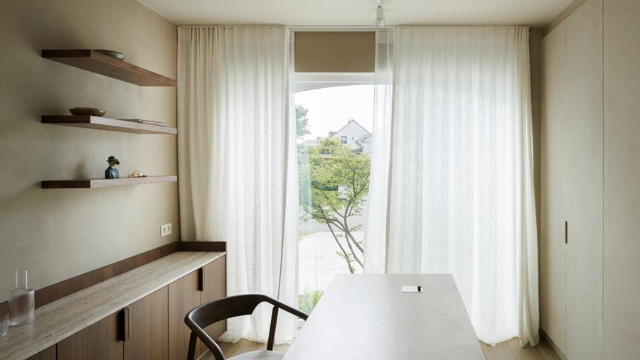 Une rénovation moderne d'une maison des années '80