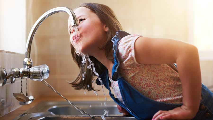 Kraanwater is 120 keer goedkoper dan water dat uit flessen komt