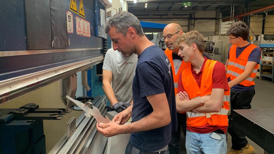 Un élève conçoit un modèle de kart pliable
