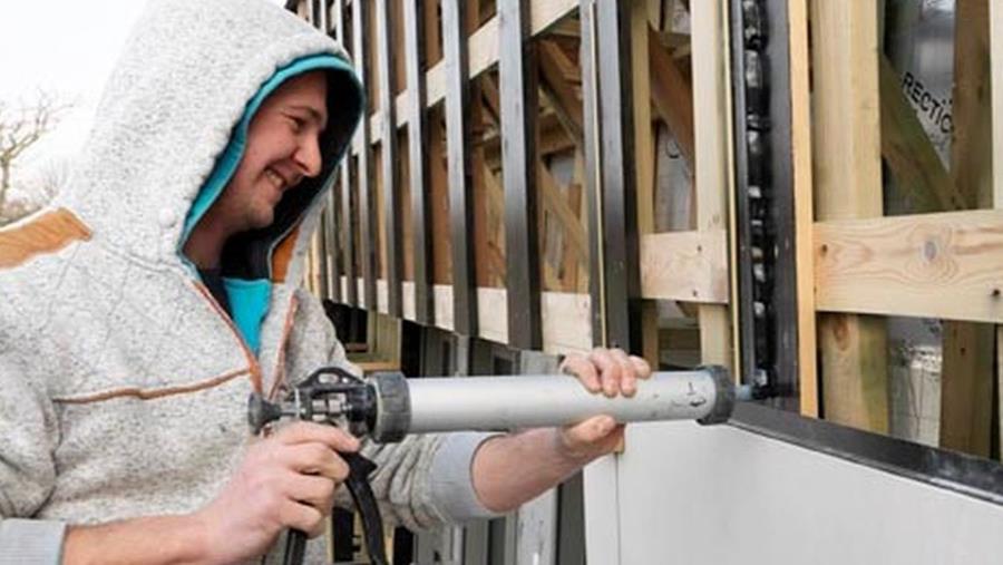 Verlijmen van gevelbekleding: een koud kunstje?