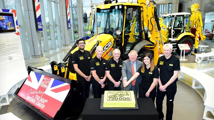 750.000e graaf-laadcombinatie rolt van JCB-productielijn